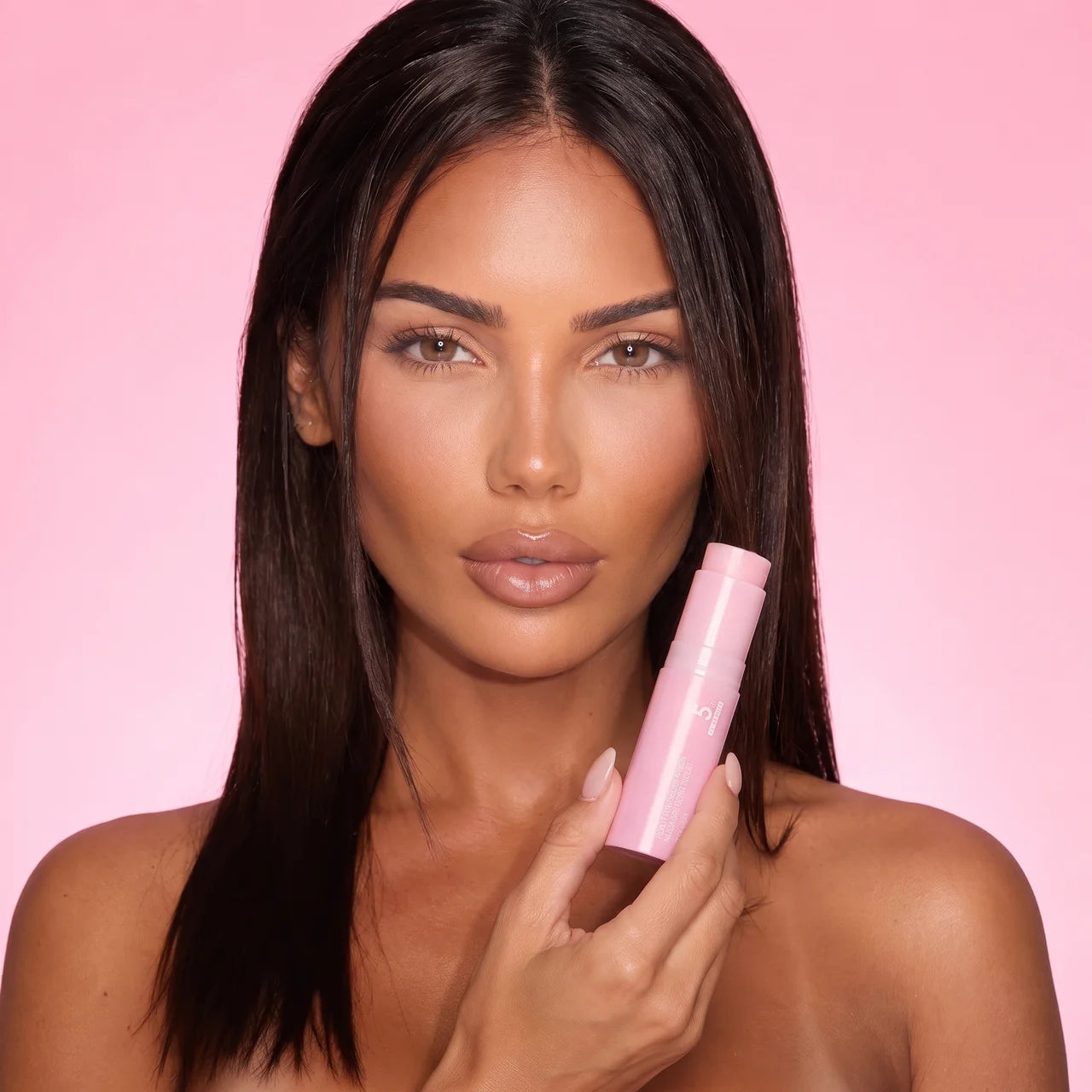 Le geste comparé dans ce dossier : un stick baume passé sur les zones creusées du visage. Cinq boutiques le vendent en France entre 24,99 € et 29,90 €. Relevé du 5 octobre 2026.